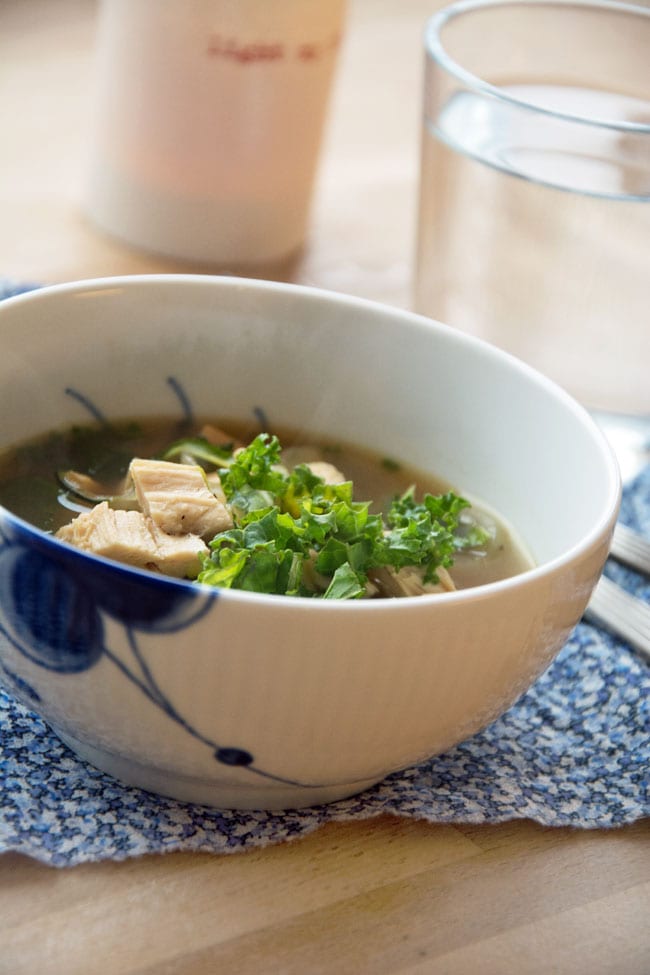 kyllingesuppe-med-groenkaal