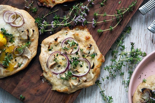 Pizza med jordskokker og æg