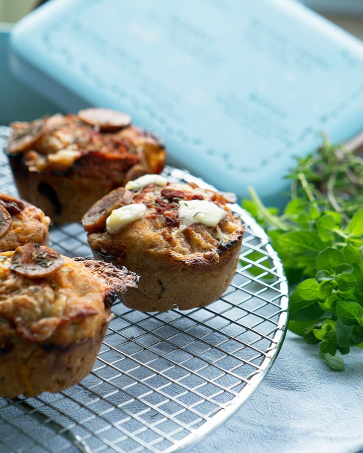 Pizza Muffins opskrift på lækre små mini pizza bagt i muffinsform