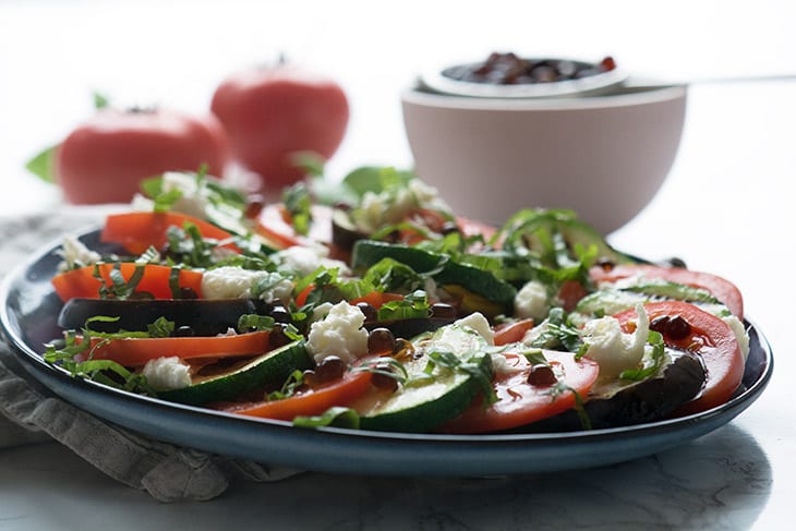 Tomatsalat med grillet aubergine og balsamico - opskrift