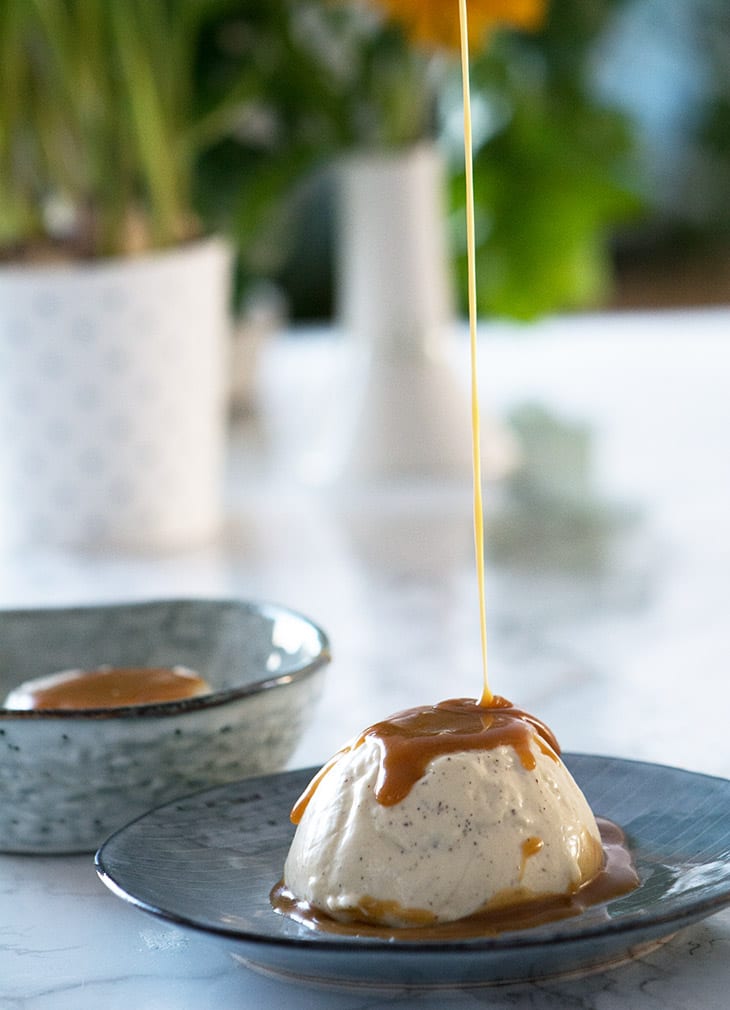 Panna cotta med saltkaramelsauce opskrift på nem italiensk dessert