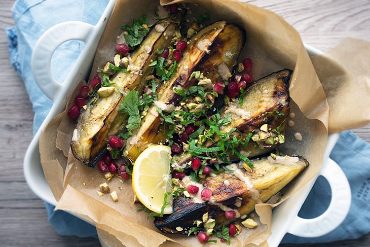 Grillet aubergine med tahindressing og - opskrift