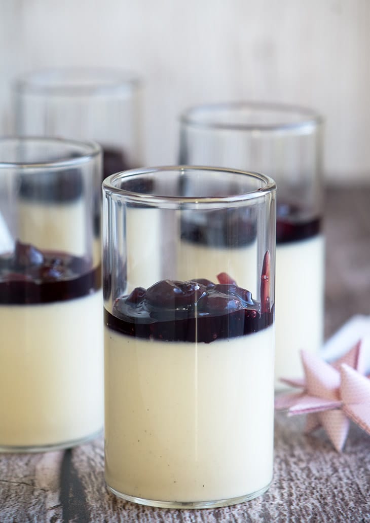 Panna Cotta med kirsebær opskrift på velsmagende juledessert