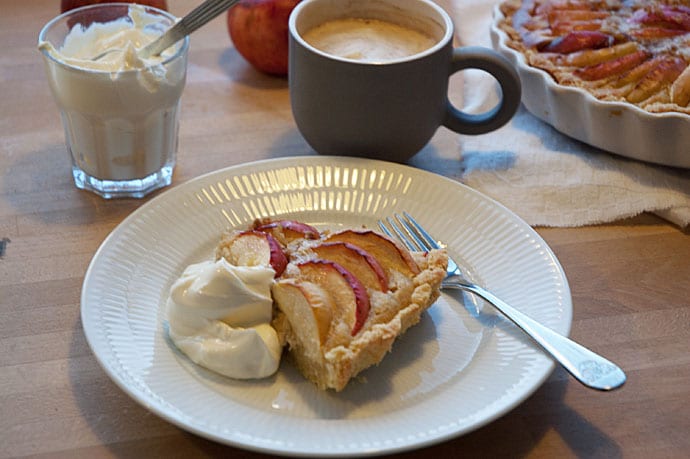 aebletaerte og kaffe