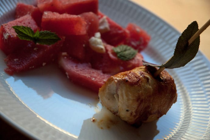 kyllingerulle og vandmelonsalat