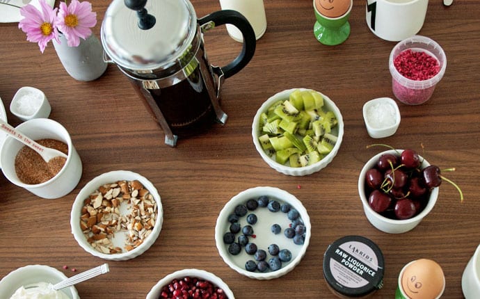 En dejligt morgenbord med vafler og masser af skønt tilbehør