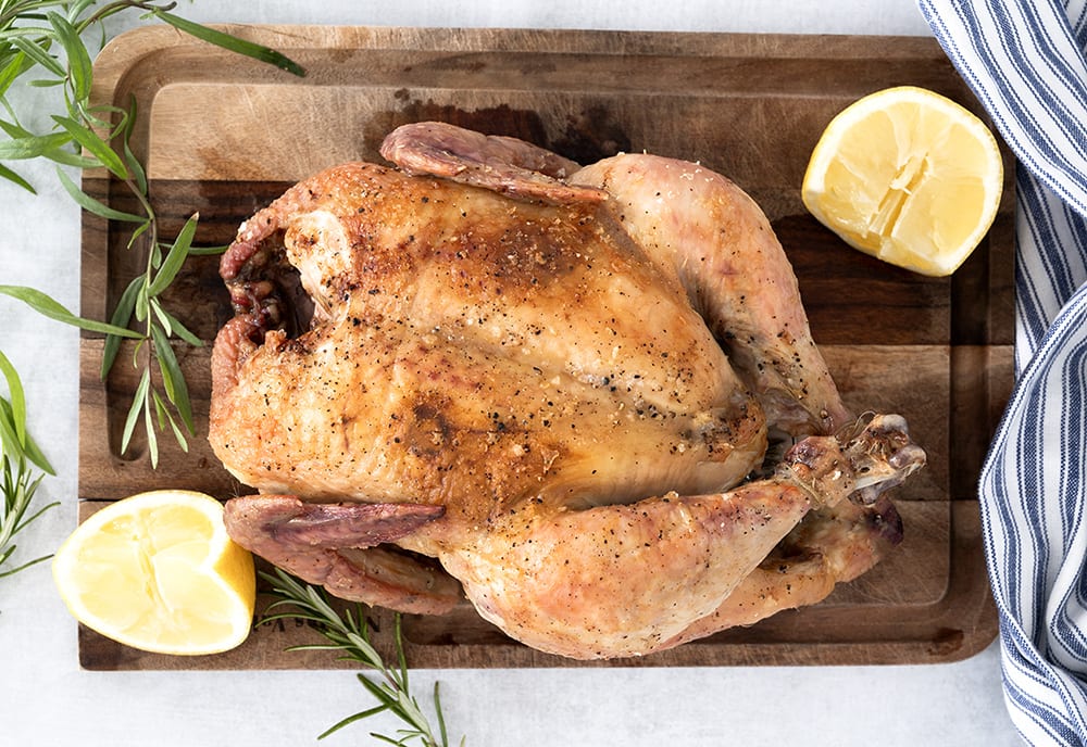 tigger om Sikker Ovnstegt kylling med citron og rosmarin - Opskrift på saftig kyllingesteg