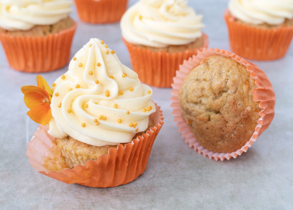 kor Skriv en rapport Vandt Gulerodsmuffins med hvid chokolade frosting - Få opskrift her