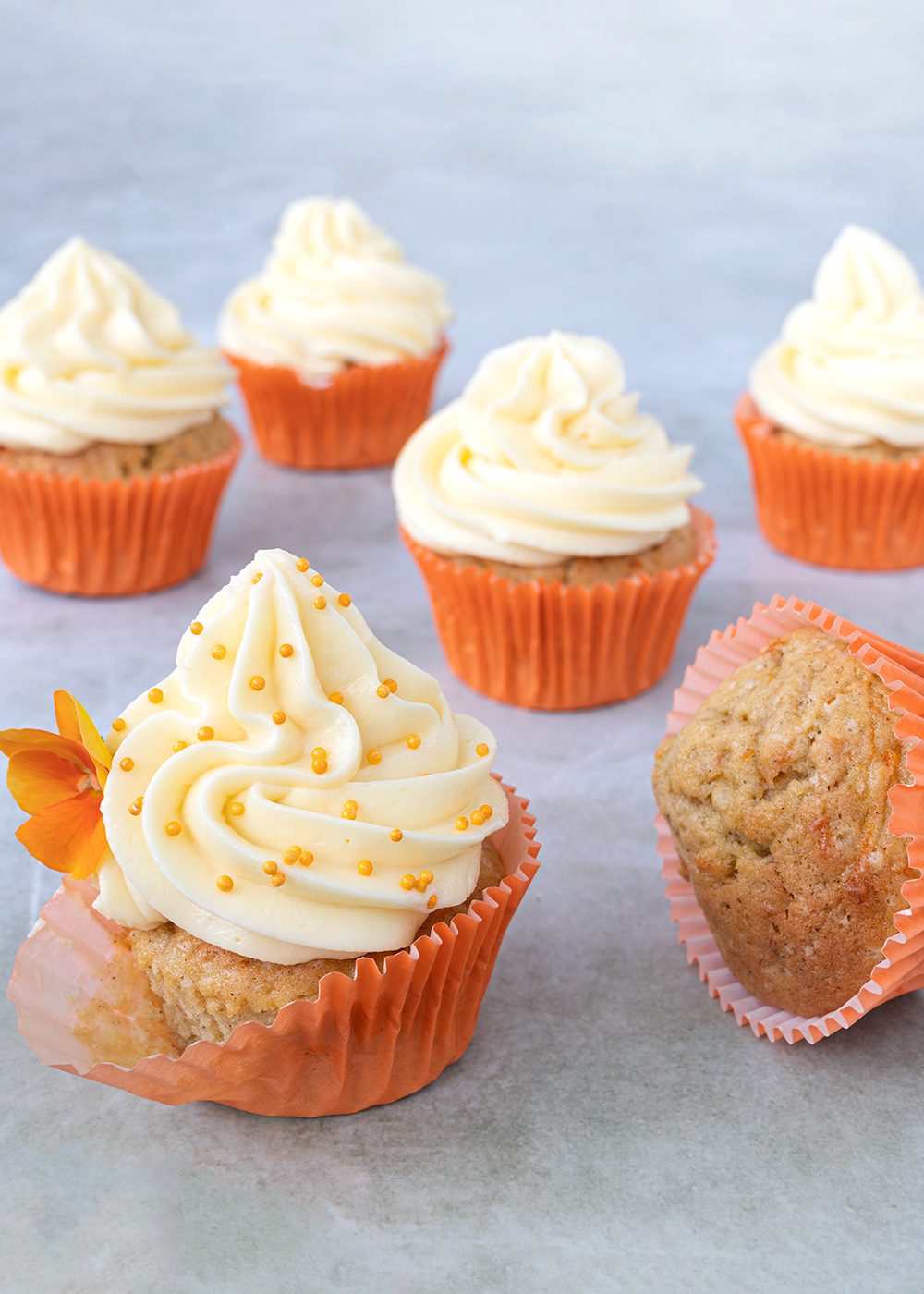 Gulerodsmuffins med hvid chokolade frosting - opskrift her