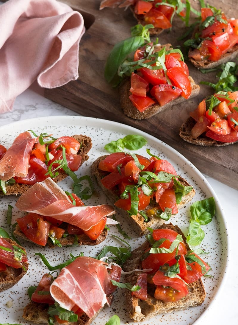 Bruschetta tomat - få en velsmagende og nem opskrift her