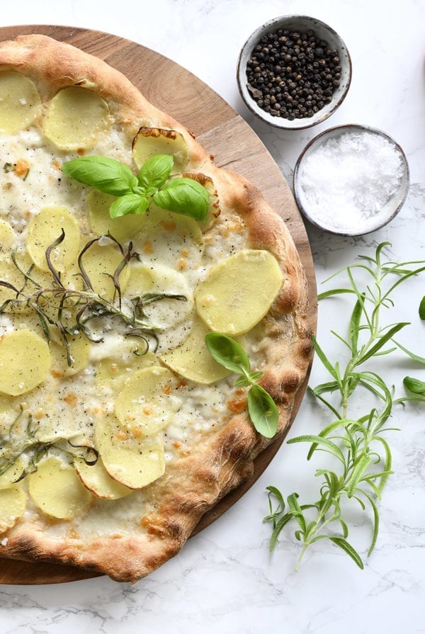 hvid-pizza-med-kartofler-og-rosmarin-opskrift-p-kartoffelpizza
