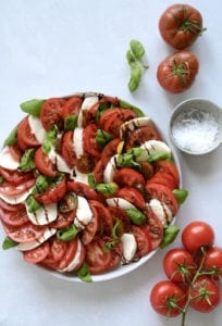 tomatsalat med mozzarella og basilikum - Skøn salat med tomat