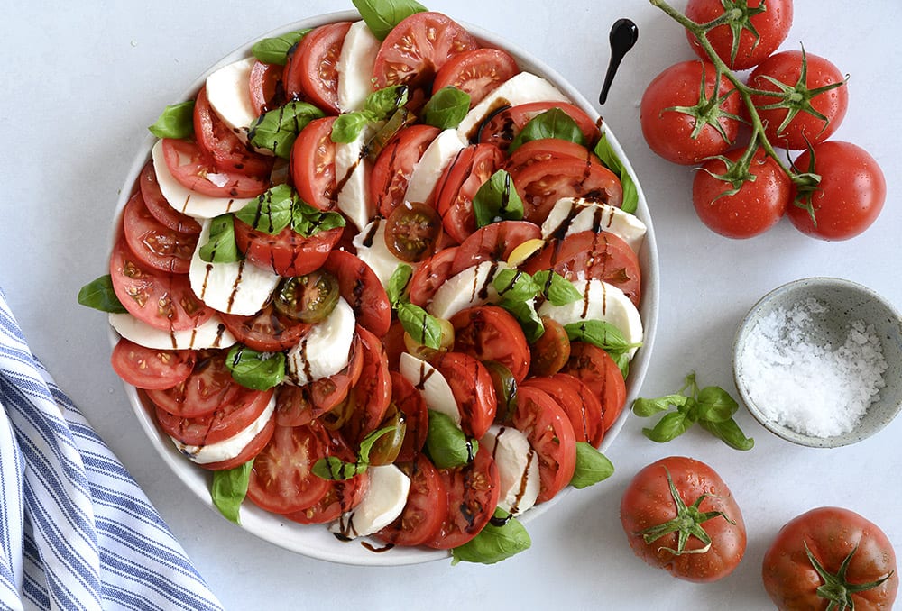 tomatsalat med og basilikum - med tomat