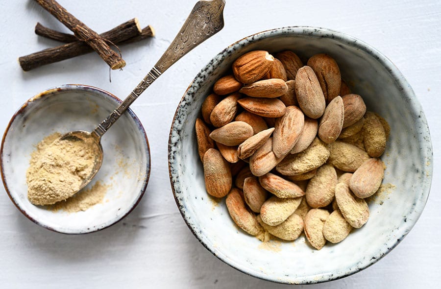 Lakridsmandler - en sund og nem snack som er lige til at have med