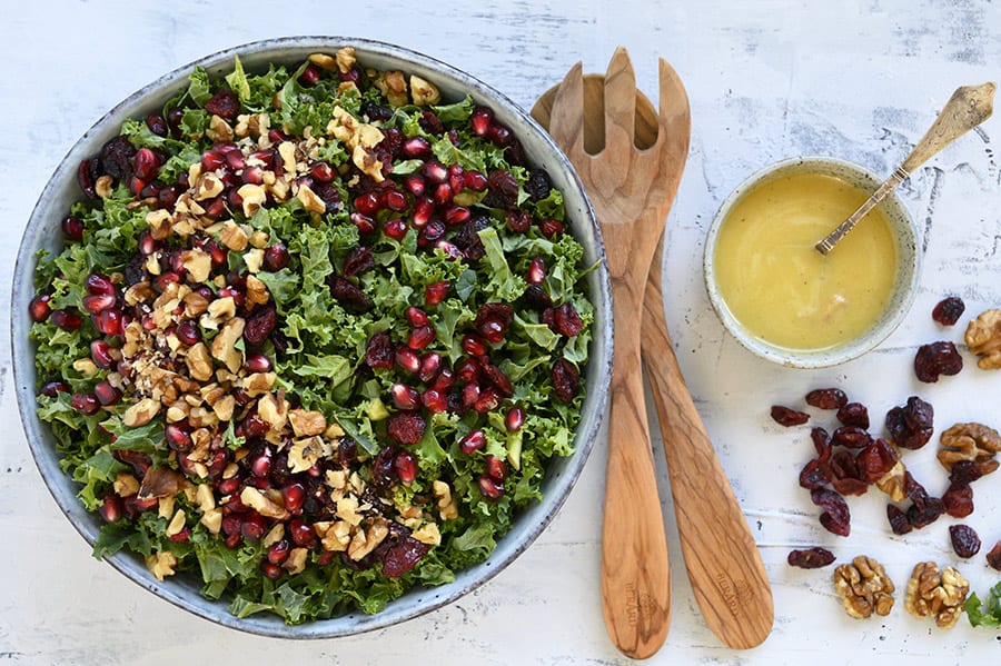 Grønkålssalat med granatæble på salat grønkål