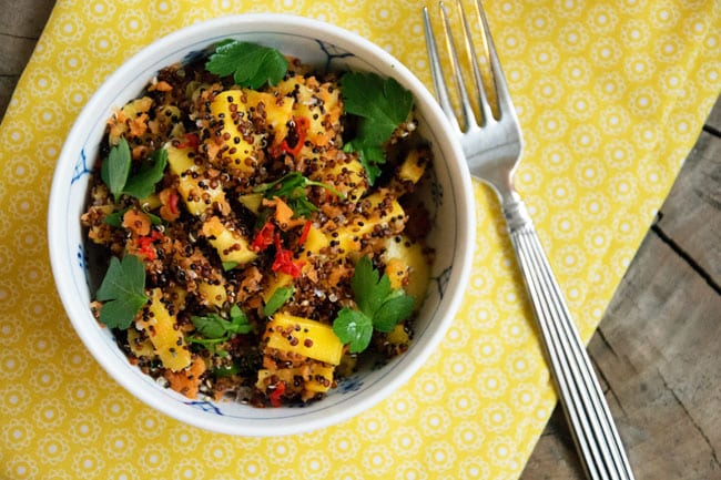 Quinoa salat med mango og chili