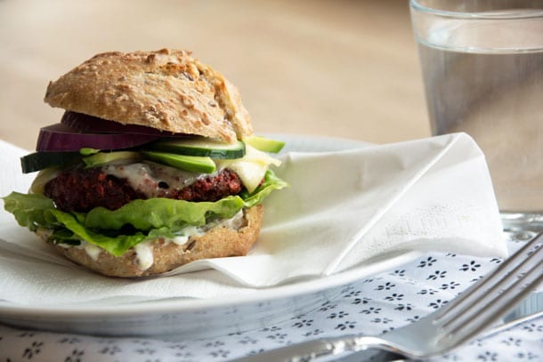 Vegetarburger med rødbedebøffer