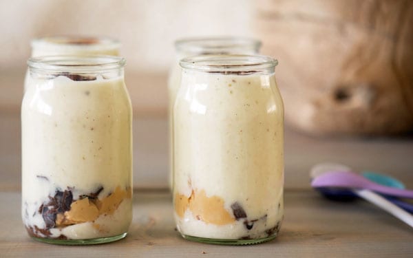 Frugtyoghurt med banan, peanutbutter og kakaonibs