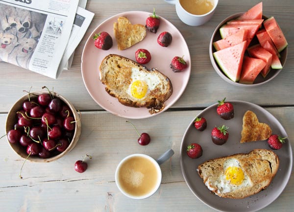 Romantisk morgenmad og hjertetoast med æg