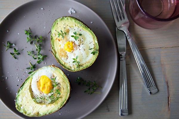 Bagt avocado med æg