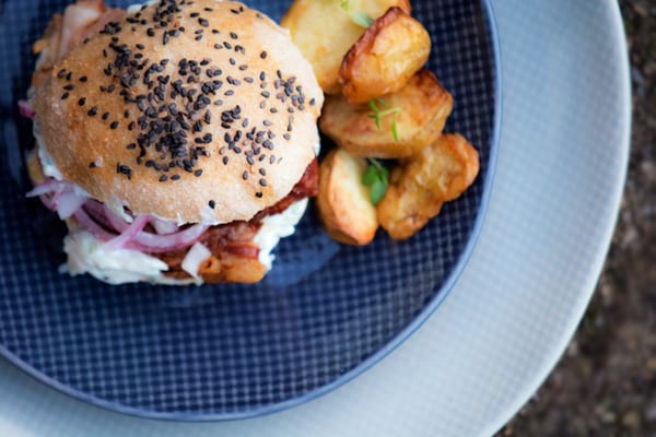 Græsk burger med lammekød og tzatziki