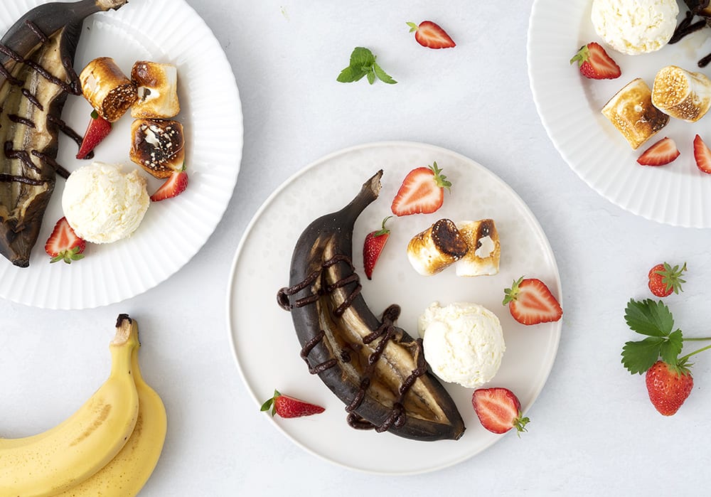 stivhed ned amatør Grillede bananer med rom og vaniljeis - få en lækker opskrift her