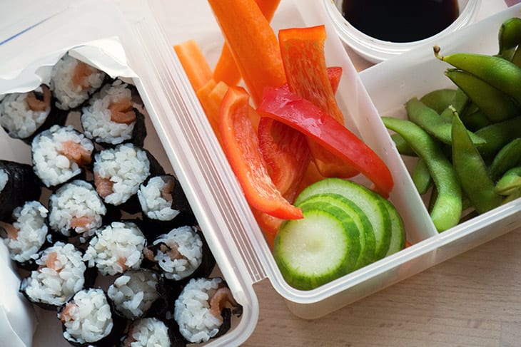 Sushi i madpakken – lækre maki med laks til børn