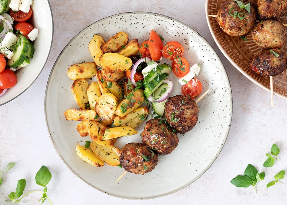 Græske kødspyd og kartofler - opskrift