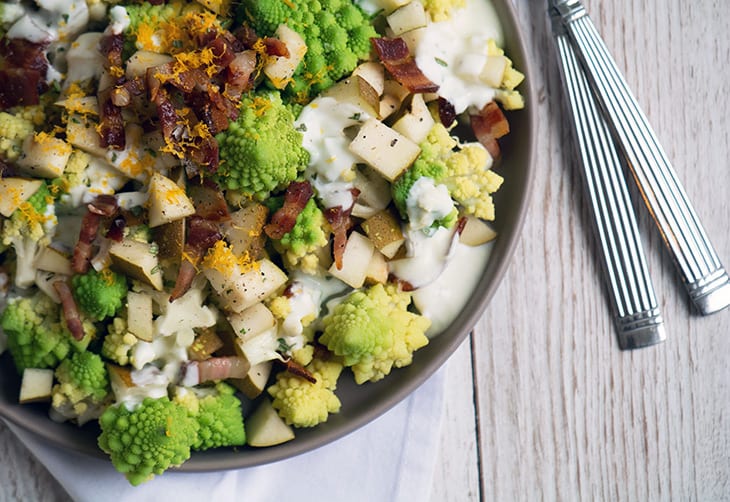 Romanescosalat med pære, bacon og skøn dressing