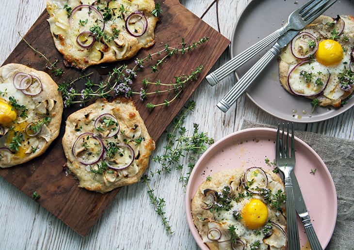 Rugpizza med jordskokker, timian og æg