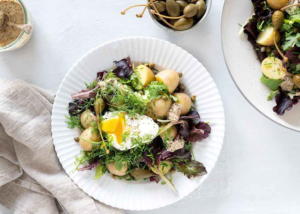 Nye Kartofler Med Urter Salat Og Pocheret Aeg Sommer Opskrift