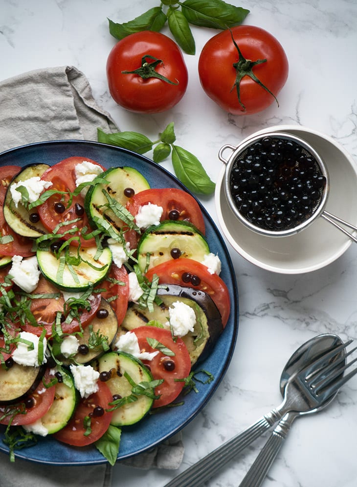 Tomatsalat med grillet aubergine og balsamicoperler