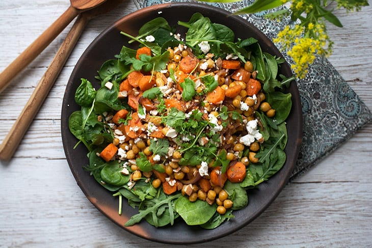 Kikærtesalat med ristede gulerødder