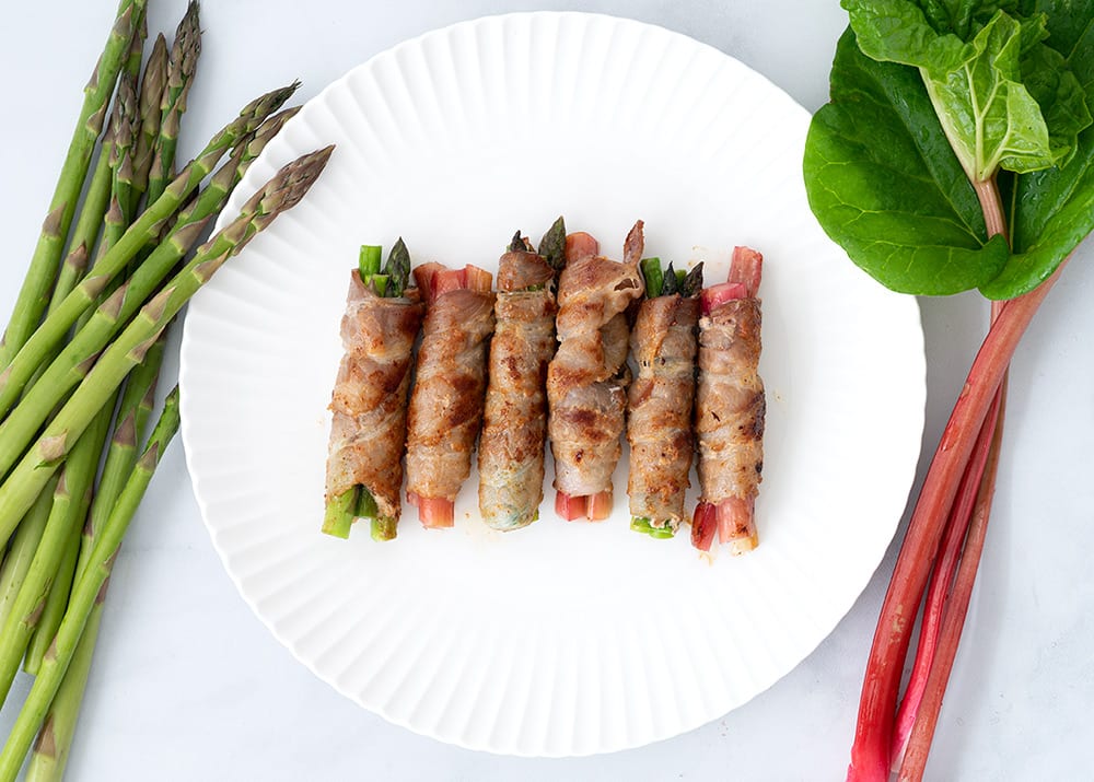 I nåde af stress råb op Grillede asparges og rabarber med bacon - opskrift