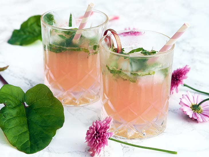 Rabarber & Hyldeblomst cocktail med basilikum