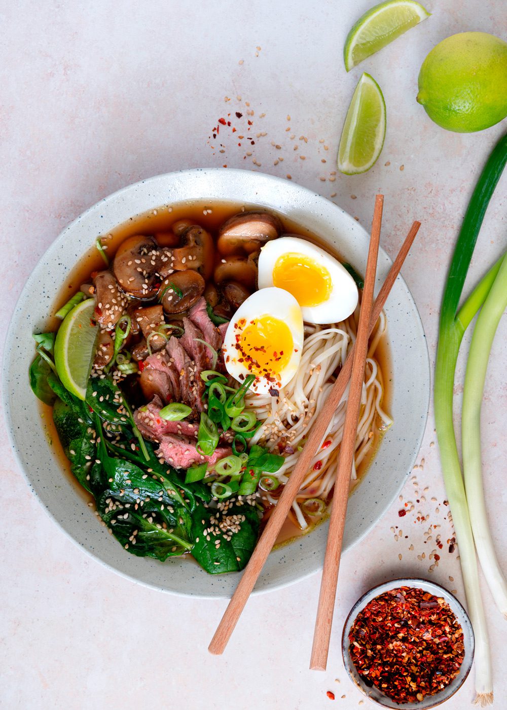 Beef Ramen nudelsuppe grøntsager miso