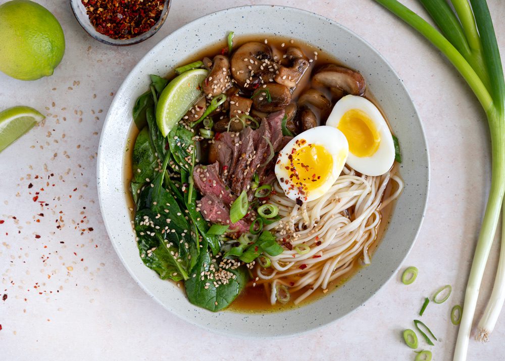 Beef Ramen nudelsuppe grøntsager miso