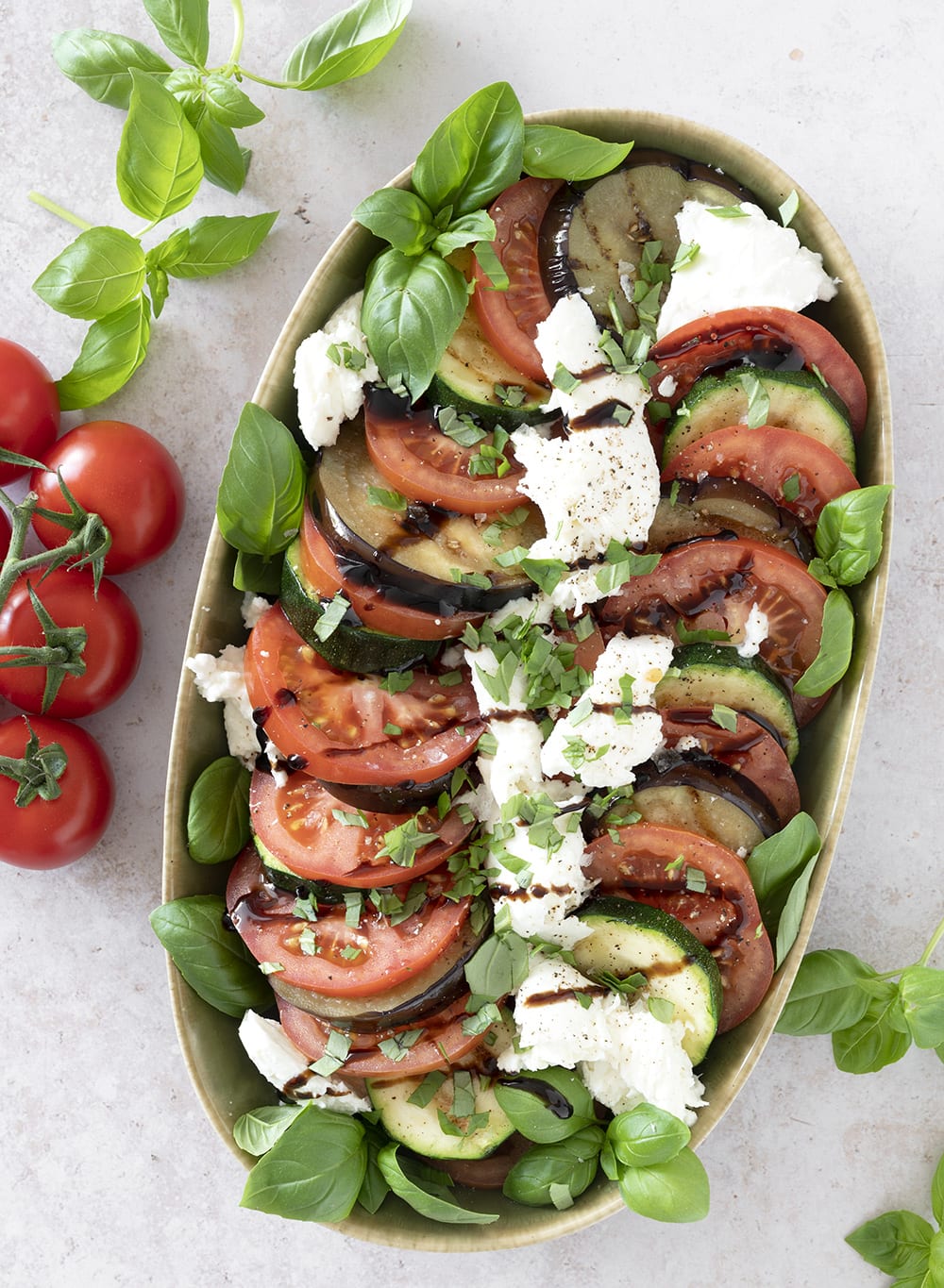 Dømme Måge Magtfulde Salat med grillet aubergine og tomater - lækker og nem opskrift