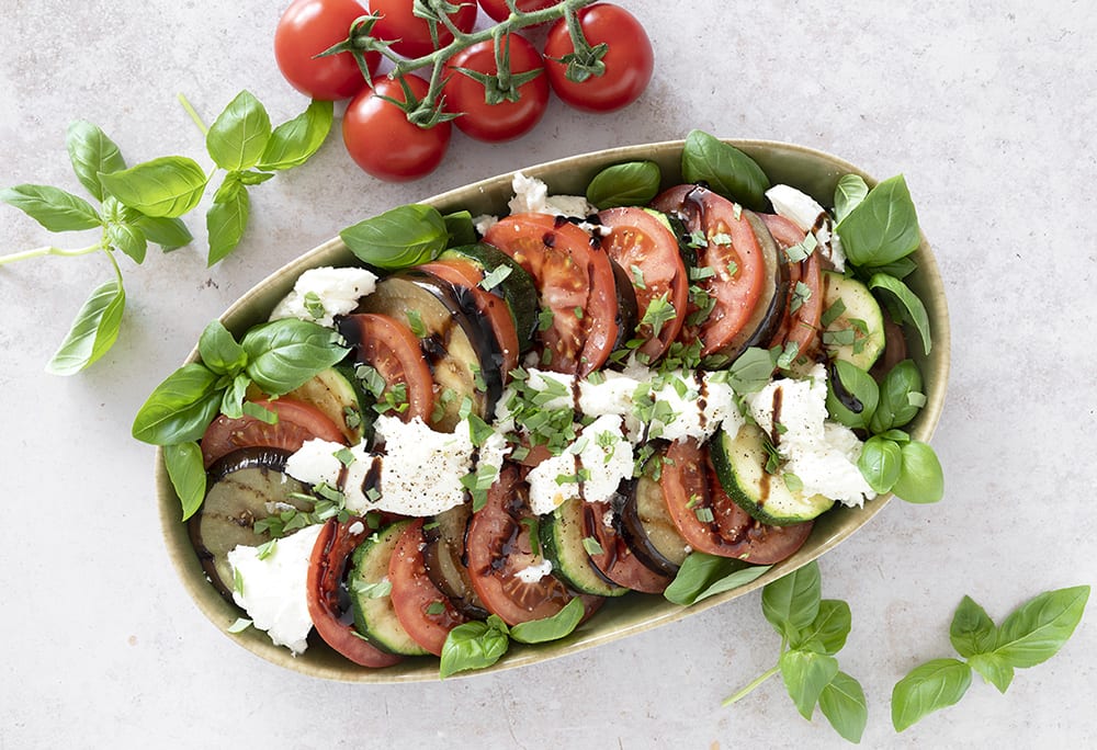 Salat med grillet aubergine tomater - lækker og nem opskrift