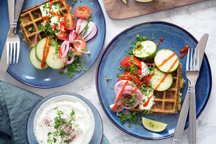 Falafelvaffel med lækker topping - opskrift på lækre falafel vafler