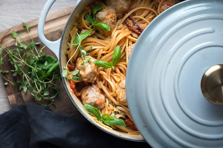 One Pot Pasta med tomatsauce og kødboller