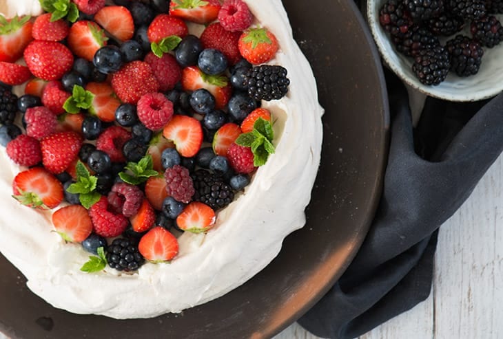 Pavlova med bær og vaniljeflødeskum