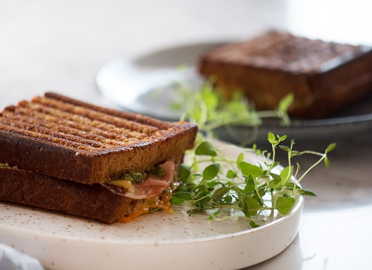 Toastbrød - opskrift på hjemmebagt lækkert groft toast brød