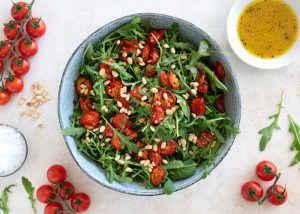 rucolasalat med bagte tomater