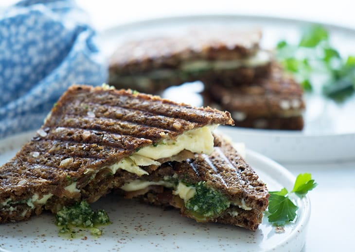 Rugbrødstoast - opskrift på rugbrøds toast med brie og pesto