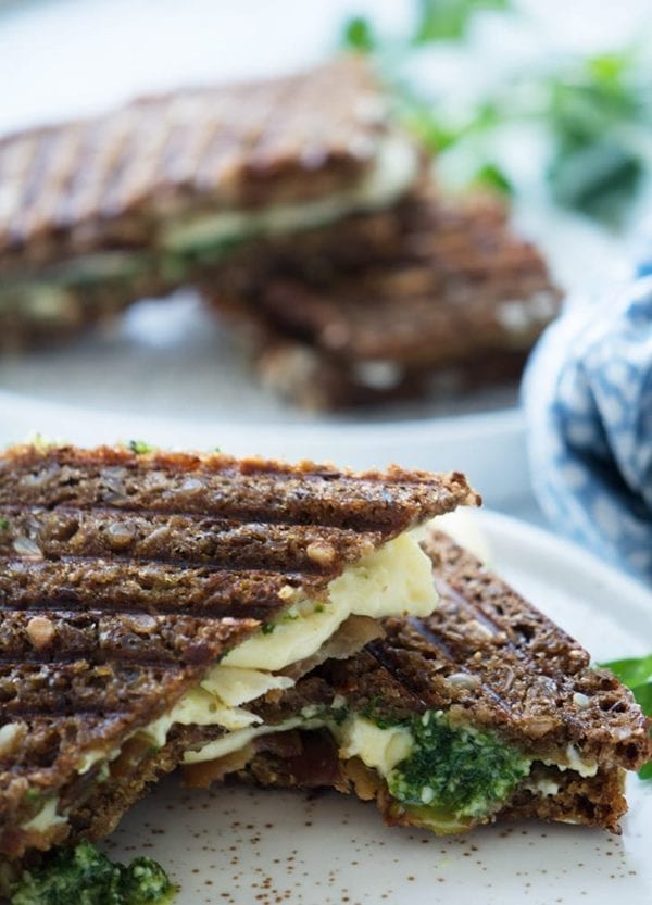 Rugbrødstoast - opskrift på rugbrøds toast med brie og pesto