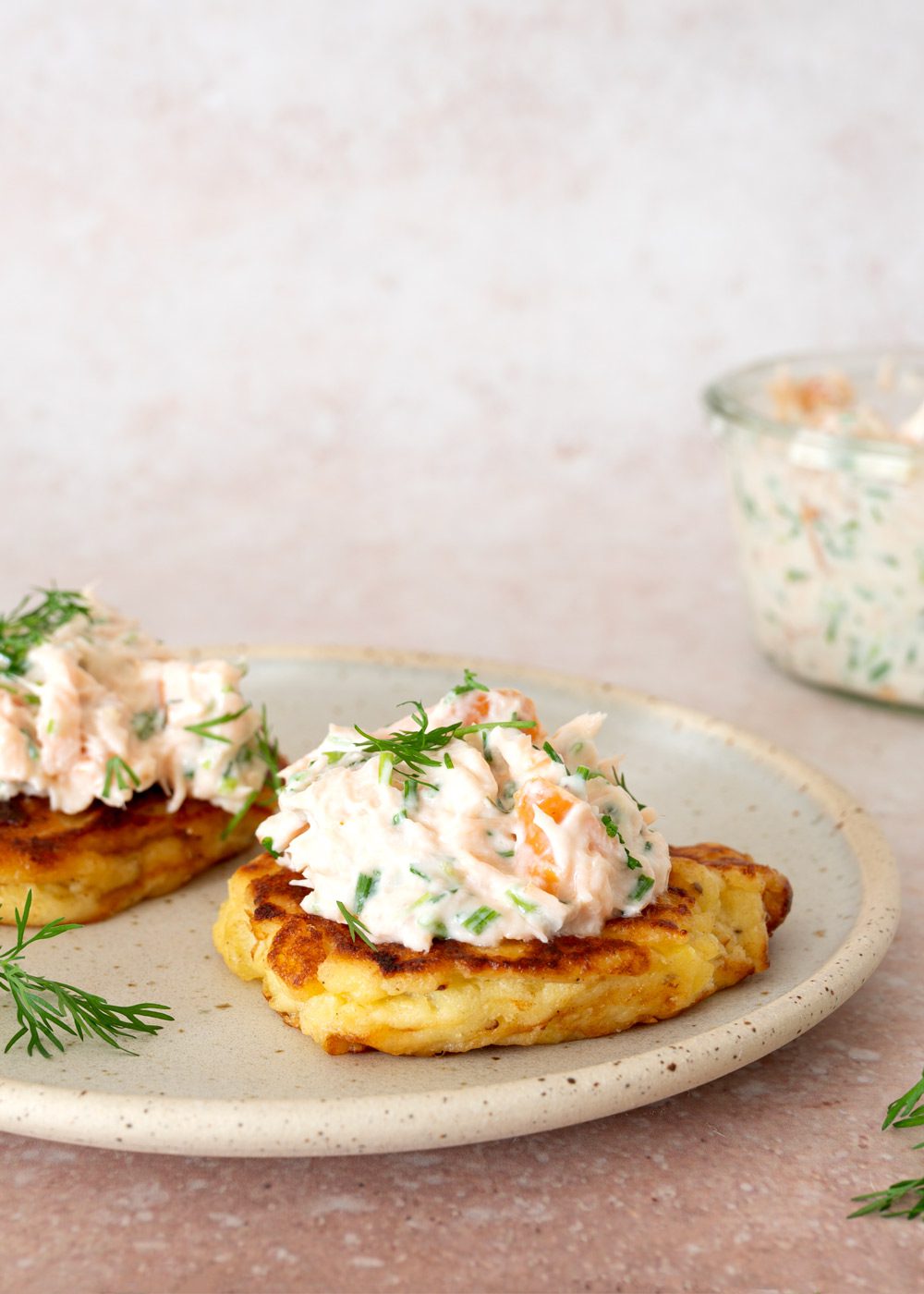 kartoffelblinis med røget laksemousse