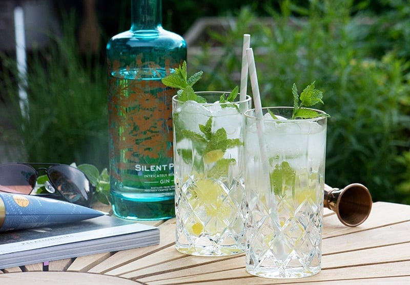 Hyldeblomst, ingefær og gin cocktail opskrift på en lækker sommerdrink