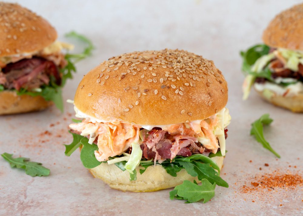 Blændende Absay Forbipasserende Pulled Pork burger - opskrift på den lækre ret på grill eller i ovn