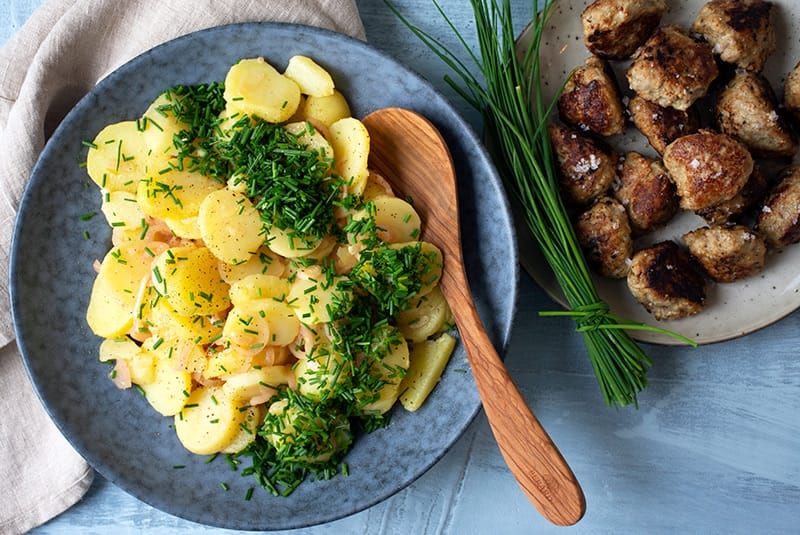 Varm kartoffelsalat - få den bedste opskrift på den lækre klassiker her